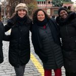 Glenda Kozlowski posa com Nadine, Vera e Ane em frente à Catedral de São Basílio, na Rússia
(Foto: Globo/Divulgação)