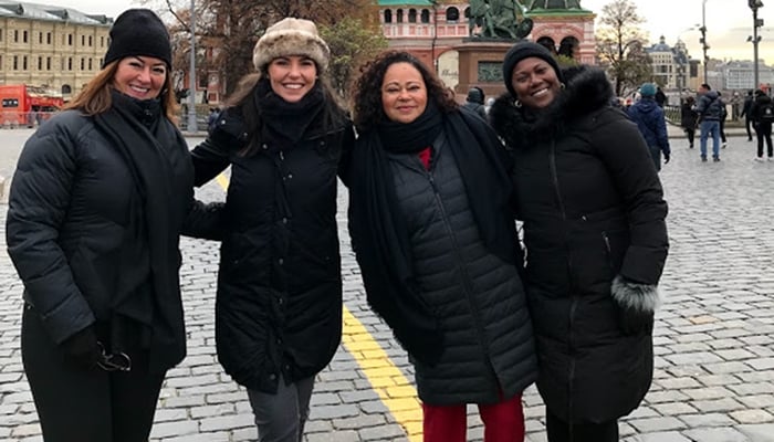Glenda Kozlowski posa com Nadine, Vera e Ane em frente à Catedral de São Basílio, na Rússia (Foto: Globo/Divulgação)