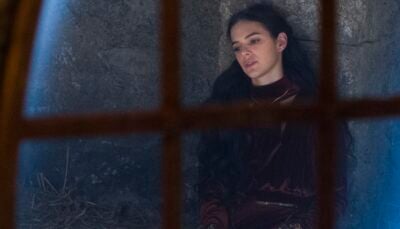 Catarina (Bruna Marquezine) na prisão em Deus Salve o Rei
(Foto: Globo/Cesar Alves)
