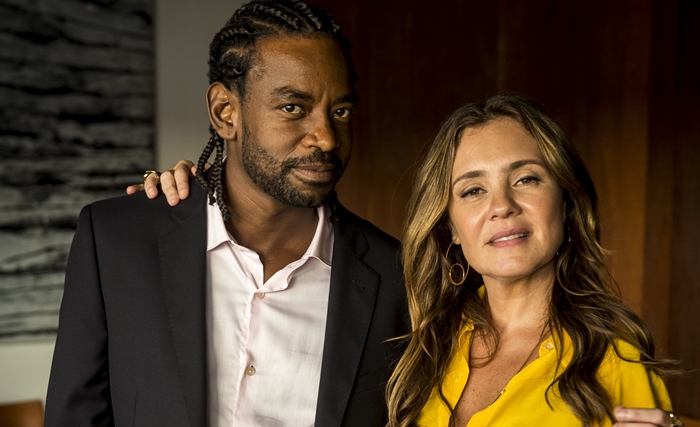Roberval (Fabrício Boliveira) e Laureta (Adriana Esteves) em Segundo Sol (Foto: Globo/João Cotta)