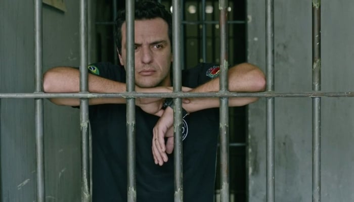 Rodrigo Lombardi em cena do segundo episódio de Carcereiros (Foto: Reprodução/Globo)