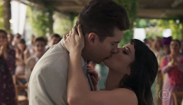 Patrick (Thiago Fragoso) e Clara (Bianca Bin) no último capítulo de O Outro Lado do Paraíso (Foto: Reprodução/Globo)