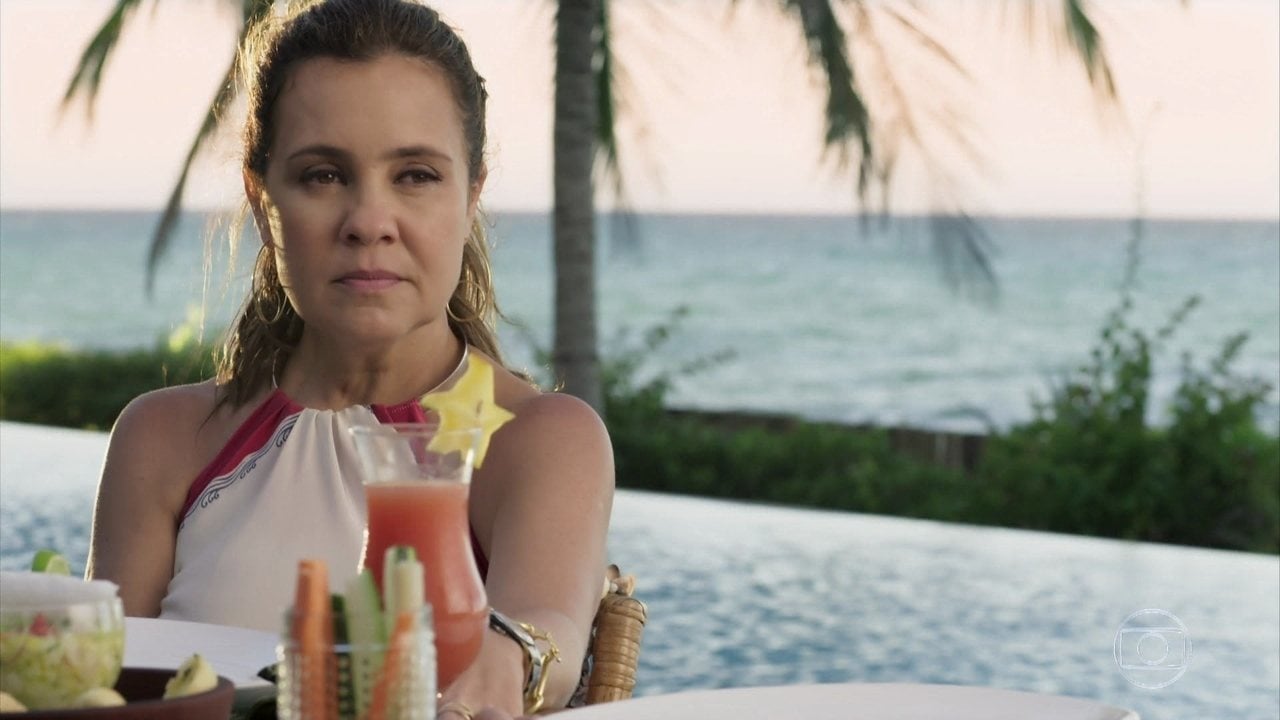 Laureta (Adriana Esteves) em cena de Segundo Sol (Foto: Reprodução/Globo)
