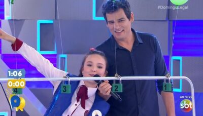 Larissa Manoela com Celso Portiolli durante o Domingo Legal
(Foto: Reprodução/SBT)