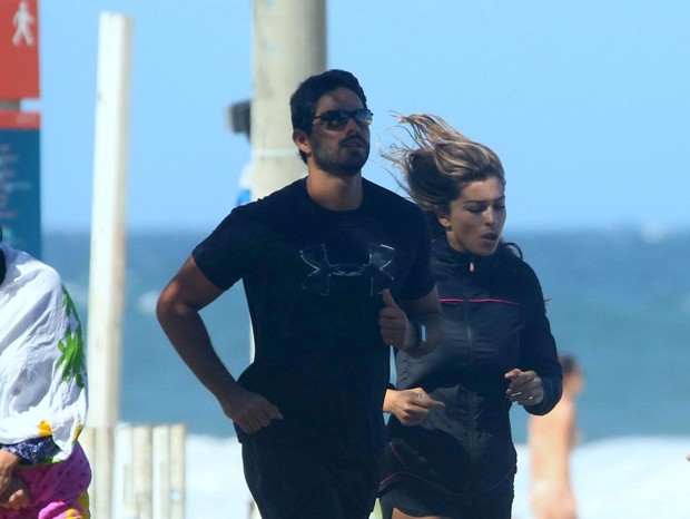 Grazi Massafera e Patrick Bulus durante corrida (Foto: AgNews)