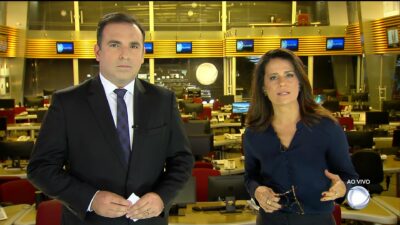 Reinaldo Gottino e Adriana Araújo no comando do plantão da Record
(Foto: Reprodução/Record)