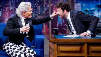 Rodrigo Alves, o Ken Humano, é entrevistado por Danilo Gentili no The Noite
(Foto: Gabriel Cardoso/SBT)
