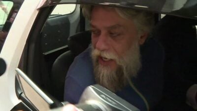 Fábio Assunção na saída da delegacia paulistana (Foto: David Irikura/TV Globo)