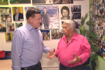 Roque é entrevistado por Roberto Cabrini no SBT. ( Foto: Divulgação/SBT)