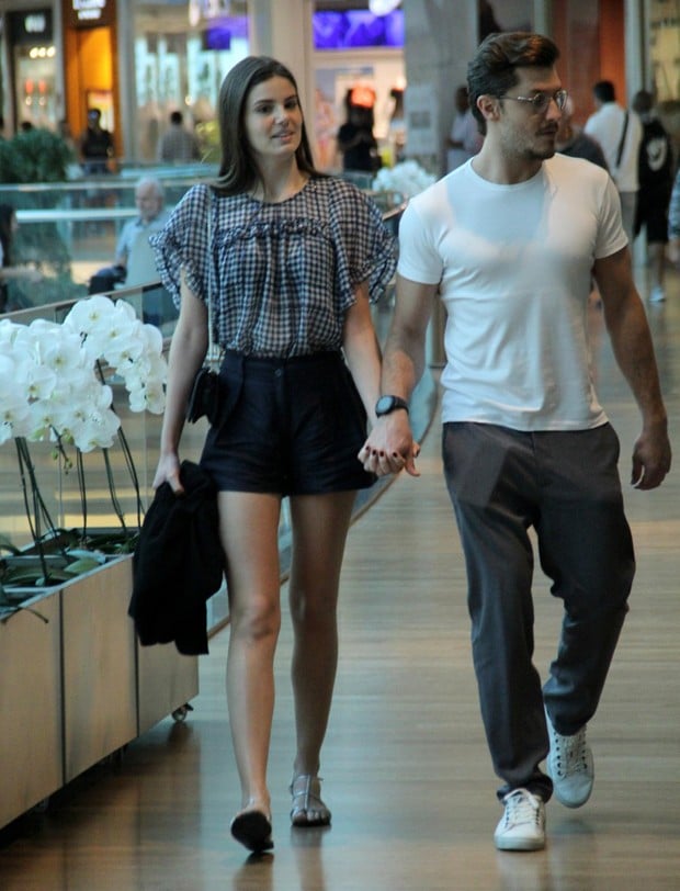 Camila Queiroz e Klebber Toledo (Foto: AgNews)