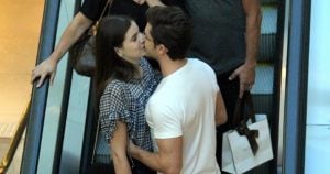 Camila Queiroz e Klebber Toledo trocam beijos em passeio no shopping (Foto: AgNews)