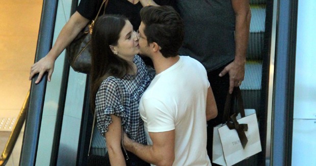 Camila Queiroz e Klebber Toledo trocam beijos em passeio no shopping (Foto: AgNews)