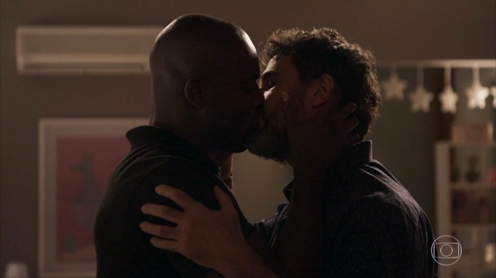 Cido (Rafael Zulu) e Samuel (Eriberto leão) se beijam em O Outro Lado do Paraíso (Foto: Reprodução)