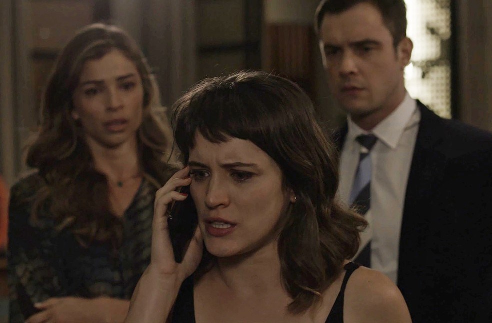 Clara (Bianca Bin) está vivendo com o sequestro de Tomaz, arquitetado por Renato (Rafael Cardoso).