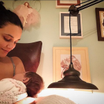 Débora Nascimento dando de mamar para a filha. (Foto: Reprodução/Instagram)