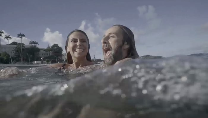 Luzia (Giovanna Antonelli) e Groa (André Rias) tomam banho de mar (Foto: Divulgação/Globo)