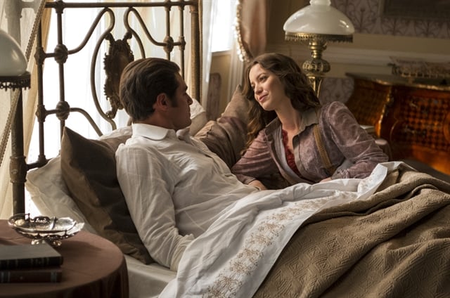 Darcy (Thiago Lacerda) e Elisabeta (Nathalia Dill) após noite de amor (Foto: Globo/Estevam Avellar)