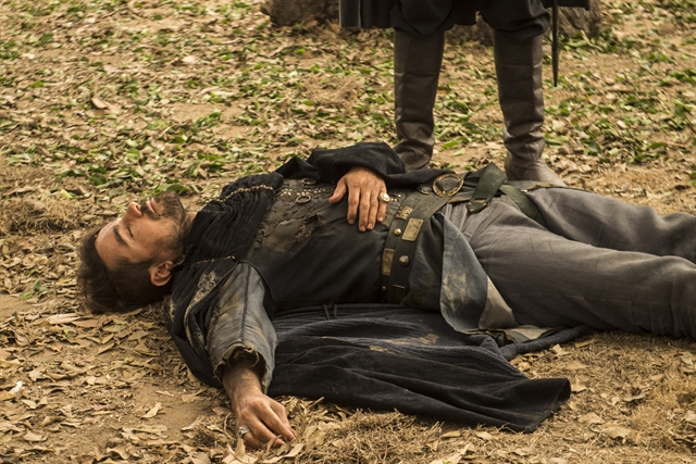 Virgílio (Ricardo Pereira) é encontrado por Otávio (Alexandre Borges) em Deus Salve o Rei (Foto: Globo/Mauricio Fidalgo)