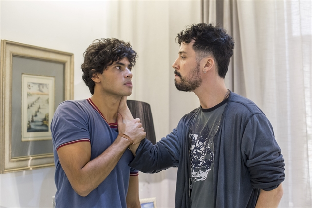 Érico (Gabriel Fuentes) e Getúlio (Arlindo Lopes) em Malhação (Foto: Globo/Marília Cabral)
