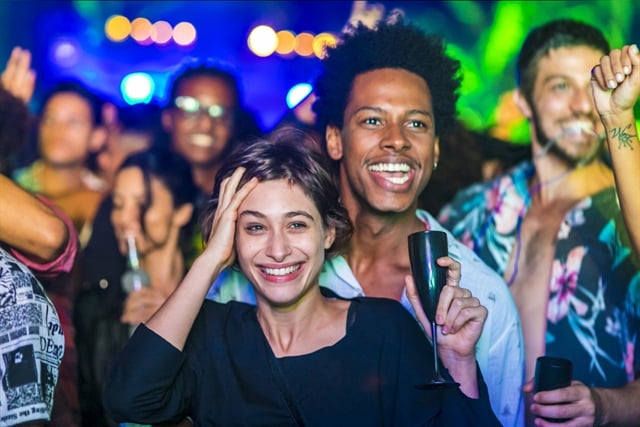 Manuela (Luisa Arraes) e Acácio (Dan ferreira) assistem ao show de Luzia/Ariella (Giovanna Antonelli)