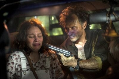 Aurora (Lara Tremouroux) é ameaçada por Plínio (Enrique Diaz) em Onde Nascem os Fortes
(Foto: Globo/Estevam Avellar)