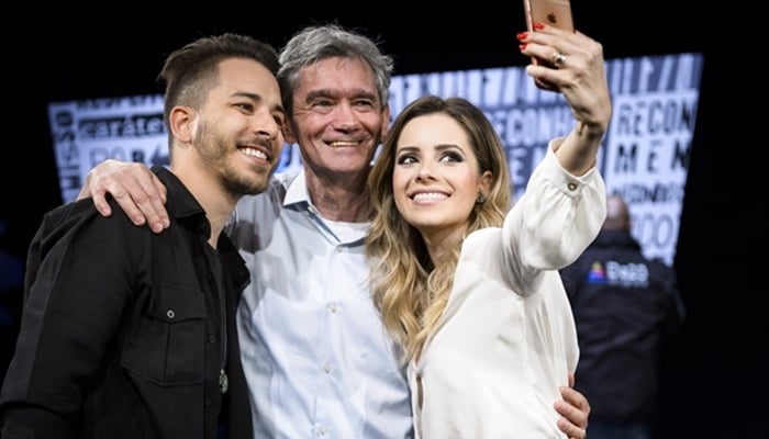 Sandy e Júnior fazem selfie com Serginho Groisman (Foto: Globo/Ramón Vasconcelos)
