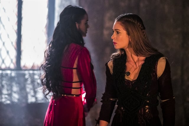 Catarina (Bruna Marquezine) e Amália (Marina Ruy Barbosa) em Deus Salve o Rei (Foto: Globo/Paulo Belote)