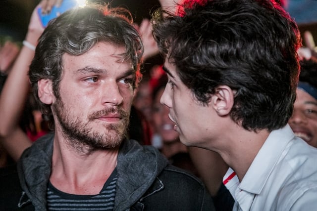 Beto (Emilio Dantas) é levado para o palco por Valentim (Danilo Mesquita) em Segundo Sol (Foto: Globo/Paulo Belote)