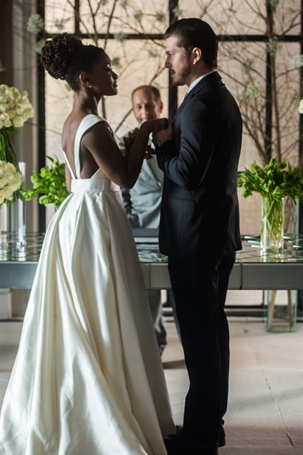 Raquel (Erika Januza) e Bruno (Caio Paduan) se casam (Foto: Globo/Raquel Cunha)
