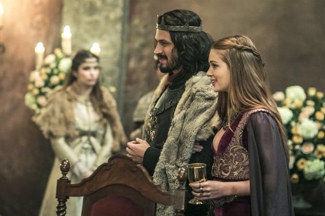 Afonso (Romulo Estrela) e Amália (Marina Ruy Barbosa) em cena de Deus Salve o Rei (Foto: Globo/Raquel Cunha)