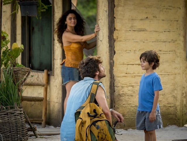 Luzia (Giovanna Antonelli) e Beto (Emilio Dantas) conversam sobre o aluguel e fecham negócio (Foto: Globo/João Cotta)