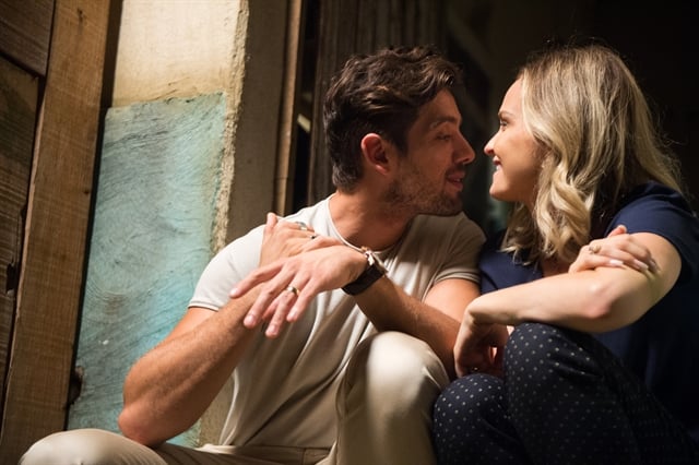 Renato (Rafael Cardoso) e Fabiana (Fernanda Rodrigues) em O Outro Lado do Paraíso (Foto: Globo/Estevam Avellar)