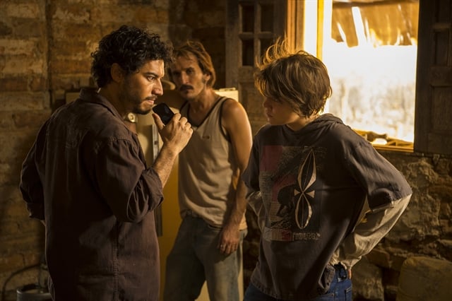 Maria (Alice Wegmann) e Simplício (Lee Taylor) ameaçam Pedro (Alexandre Nero) (Foto: Globo/Estevam Avellar)