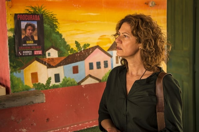 Cássia (Patricia Pillar) se revolta ao ver cartazes com foto de Maria (Alice Wegmann) (Foto: Globo/Estevam Avellar)