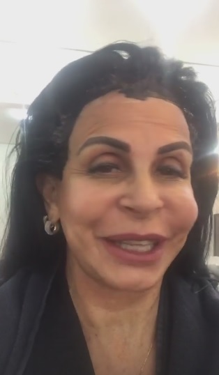 Gretchen aparece tingindo o cabelo e faz brincadeira - (Reprodução/Instagram)