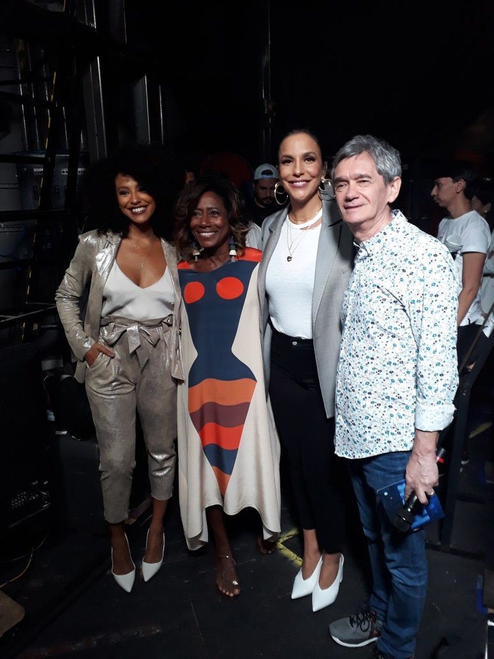 Ivete posa com Sharon Menezes, Glória Maria e Serginho nos bastidores do 'Altas Horas' (Foto: Marcos Mazini/TV Globo)
