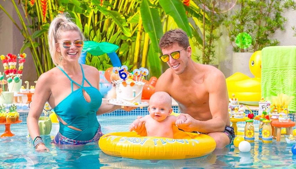 Karina Bacchi, Amaury Nunes e o pequeno Enrico (Foto: Reprodução)
