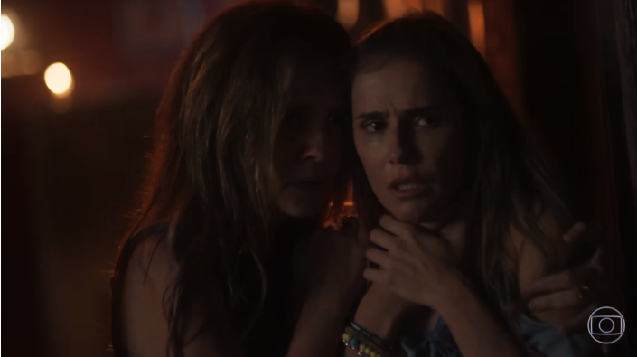 Laureta (Adriana Esteves) e Karola (Deborah Secco) veem Luzia (Giovanna Antonelli) ser presa (Foto: Reprodução/Globo)