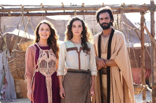 Graziela Schmitt, Bruna Pazinato e Felipe Cardoso na minissérie Lia, da Record TV (Foto: Munir Chatack/ Record)