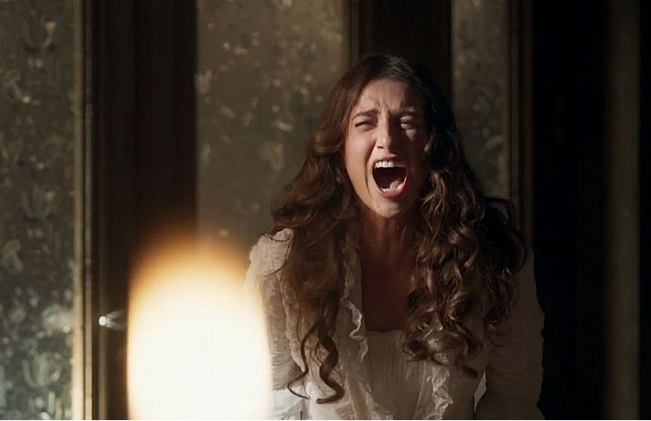 Cecília vê fantasma e se desespera em Orgulho e Paixão (Foto: Reprodução)