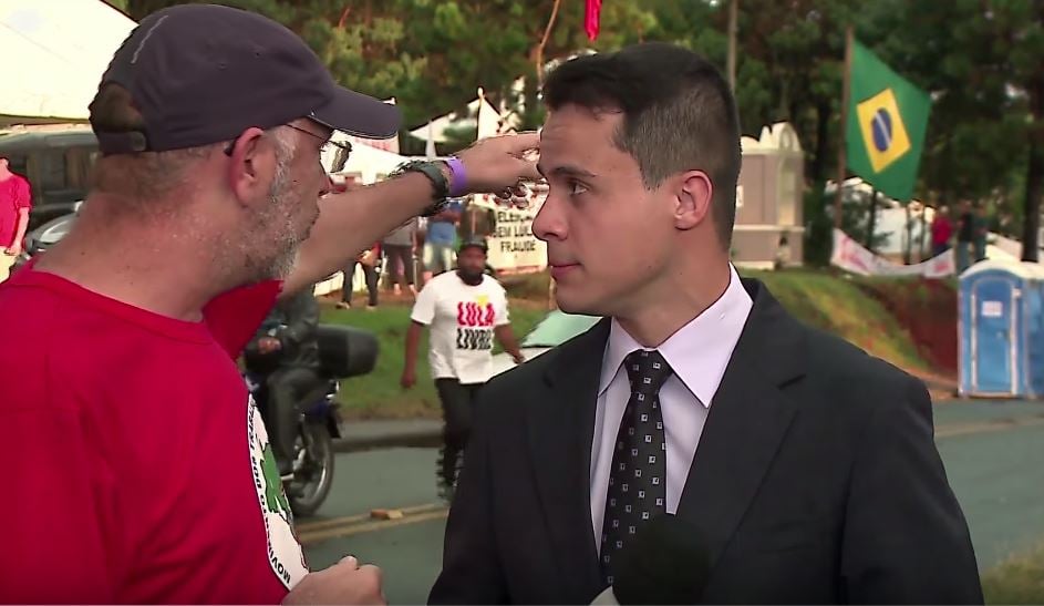 Repórter da Record foi intimidado por líder de sindicato (Foto: Reprodução)