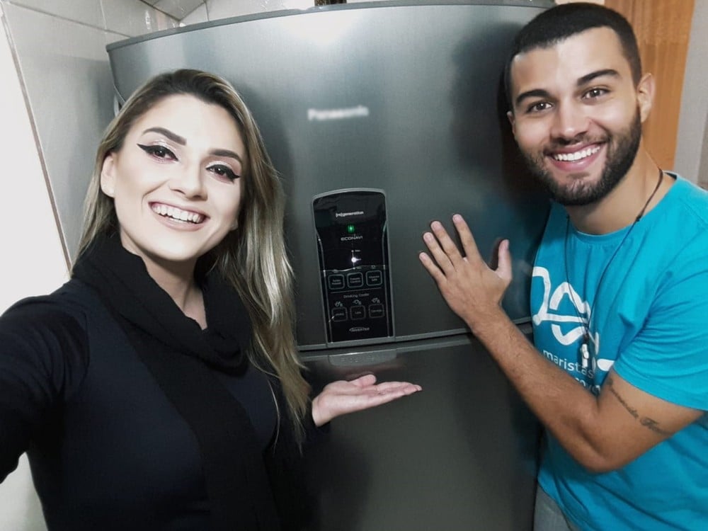 Fabiana e Rower posam com a geladeira que ganharam de presente de Huck (Foto: Arquivo Pessoal)
