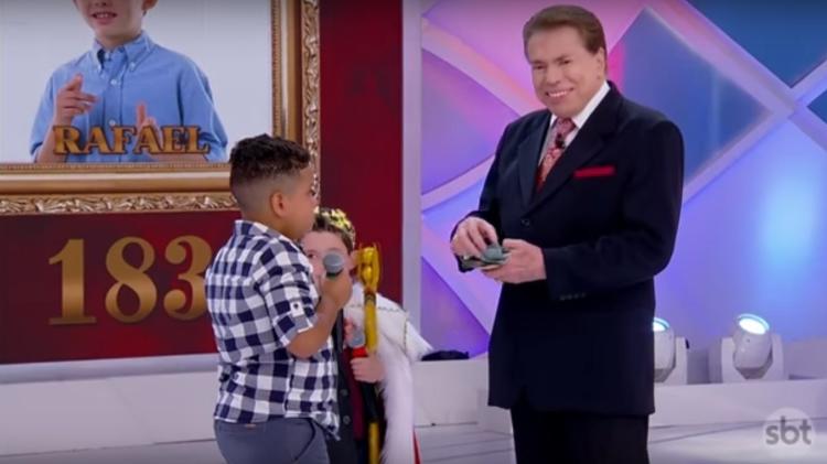 Silvio Santos ri, mas cede ao pedido da criança... - Veja mais em https://tvefamosos.uol.com.br/noticias/redacao/2018/05/20/menino-chora-ao-perder-e-amolece-coracao-de-silvio-santos.htm?cmpid=copiaecola