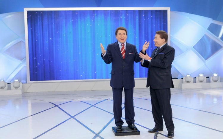 Silvio Santos exibe estátua que ganhou de Gugu (Foto: Divulgação/SBT)