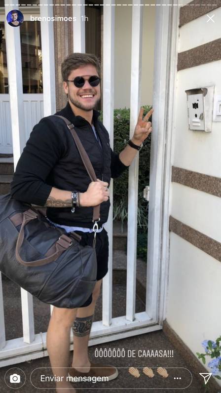 Breno e Paula posam abraçadinhos na casa da ex-sister Foto: Reprodução/Instagram