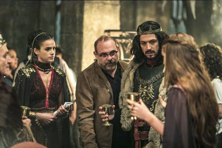 O diretor Fabricio Mamberti dá instruções para Bruna Marquezine, Romulo Estrela e Marina Ruy Barbosa (Foto: Paulo Belote/Rede Globo/Divulgação)