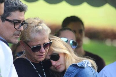 Xuxa, Sasha e Junno no enterro de dona Alda. (Foto: Daniel Pinheiro/AgNews)