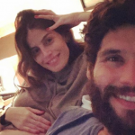 Novo Jesus da Record, Dudu Azevedo aparece com a esposa, grávida, e faz declaração de amor