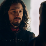 Afonso (Romulo Estrela) e Amália (Marina Ruy Barbosa) em cena de Deus Salve o Rei
(Foto: Reprodução/Globo)
