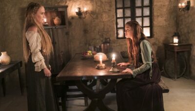 Diana (Fernanda Nobre) e Amália (Marina Ruy Barbosa) em cena de Deus Salve o Rei
(Foto: Globo/João Miguel Júnior)